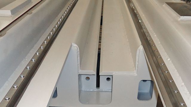 The saw blade is moved to the desired height in seconds by the servo-motor The saw blade is moved to the desired height in seconds by the servo-motor
