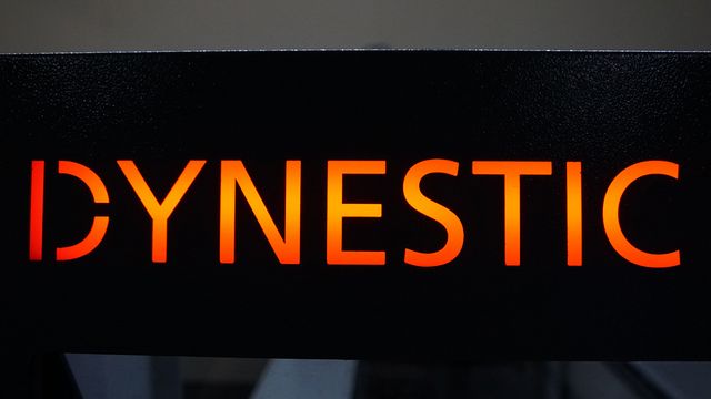 The machine lettering "DYNESTIC" is illuminated by LEDs. Depending on the colour of the LED machine lettering the operating status of the nesting machine can be determined clearly at a glance.  Green lettering: machine is ready Orange lettering: machine i
