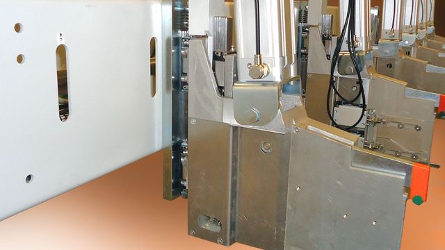 Floating workpiece clamps Floating workpiece clamps