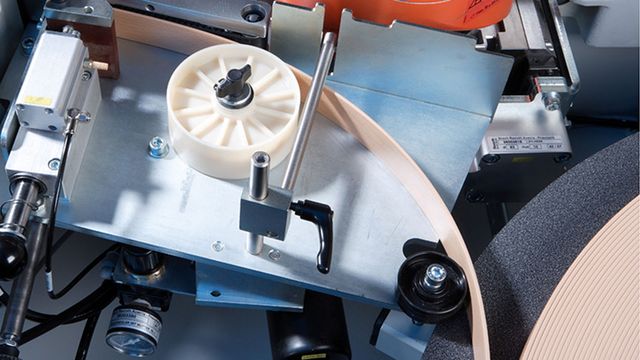 Material-saving edge transport and automatic edge detection Fully automatic, user-friendly feeding of rolls and strips with single feed