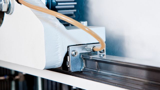 Precision guided, freely programmable rip fence on linear guides with dynamic servo-drive Precision guided, freely programmable rip fence on linear guides with dynamic servo-drive