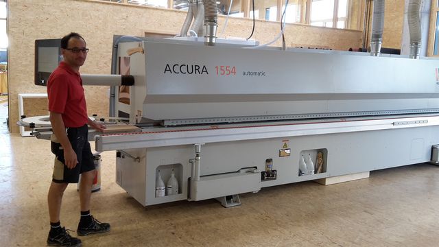Zufriedener HOLZHER Referenzkunde Kleinhans mit Kantenanleimmaschine Accura 1554 HOLZHER Referenz Kantenanleimmaschine ACCURA 1554