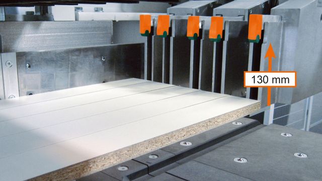 Precision guided, freely programmable rip fence Precision guided, freely programmable rip fence